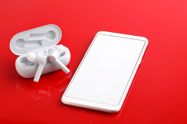 Bezprzewodowe wkładki douszne lub słuchawki z koncepcją technologii smartfonów