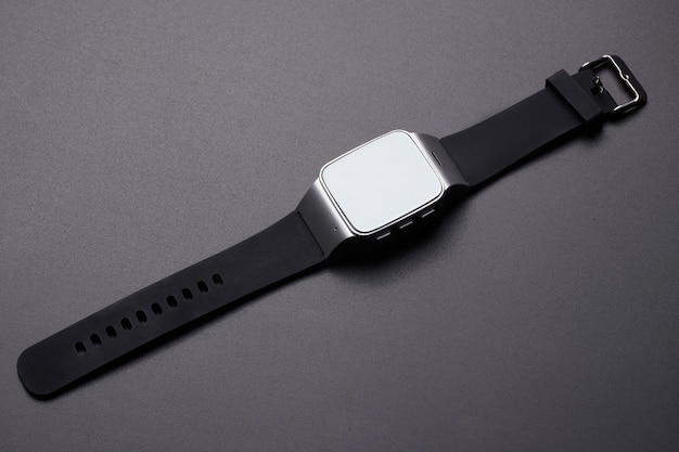 Bezprzewodowy elektroniczny inteligentny zegarek z ekranem dotykowym zbliżenie na czarnym tle Bluetooth Bransoletka czarny pasek fitness tracker