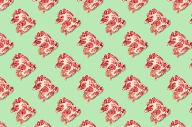Bezszwowy wzór jedzenia z plastrami surowego mięsa wieprzowego na zielonym tle steki wołowe widok z góry Jedzenie płasko płaskie lay