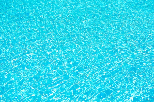 Beztroski czas przy basenie. woda w basenie pluskała. Wakacje letnie. luksusowy basen hotelowy. tło woda morska. błękitne fale morskiej wody. życie na plaży Malibu. podwodny ocean. Malediwy rajski kurort.