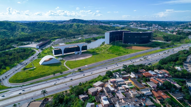 BH Minas Gerais Brazylia 12 2022 Widok z lotu ptaka administracji miasta rząd stanowy Minas Gerais Projekt brazylijski architekt Oscar Niemeyer Administracja widok miasta w piękny dzień