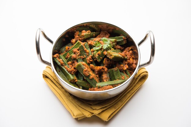 Bharwa Masala Bhindi lub Nadziewana Okra to indyjskie danie główne warzywne przyrządzane przy użyciu damskich palców lub ochro i przypraw