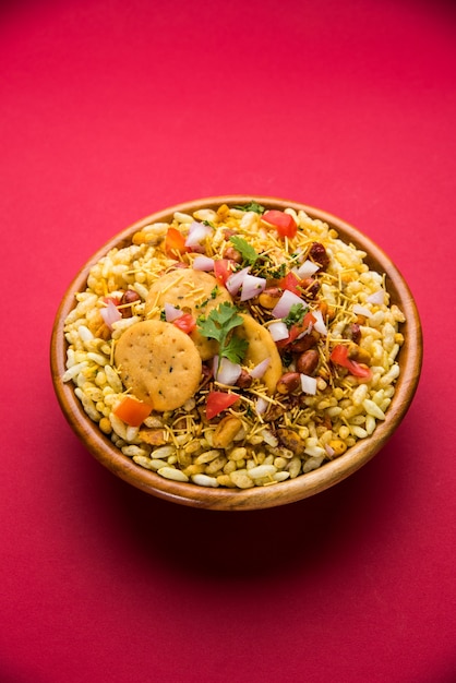 Bhel Puri to pikantna przekąska lub przedmiot Chaat z Indii. Składa się z dmuchanego ryżu, warzyw i pikantnego sosu tamaryndowego. Popularne indyjskie jedzenie przy drodze?