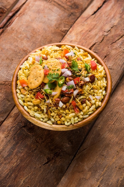 Bhel Puri to pikantna przekąska lub przedmiot Chaat z Indii. Składa się z dmuchanego ryżu, warzyw i pikantnego sosu tamaryndowego. Popularne indyjskie jedzenie przy drodze?