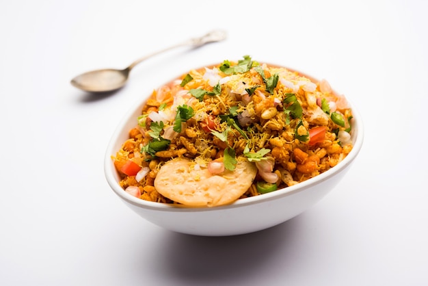 Bhelpuri Chaat lub czat to przydrożne smaczne jedzenie z Indii, podawane w misce lub talerzu. selektywne skupienie