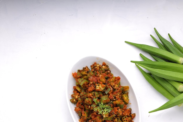 Zdjęcie bhindi masala lub okra masala