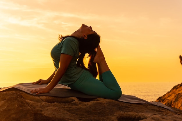 Bhujangasana Kobieta Robi ćwiczenia Medytacji I Jogi O Zachodzie Słońca Obok Latarni Morskiej Na Morzu Zdrowe I Naturystyczne życie Pilates Na świeżym Powietrzu