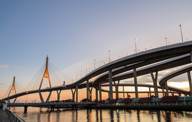 Bhumibol Most Przy Zmierzchem W Bangkok, Tajlandia