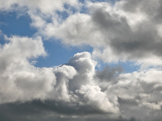Bia?e chmury nad tle b??kitnego nieba Fluffy cumulus cloudscape zdj?cie
