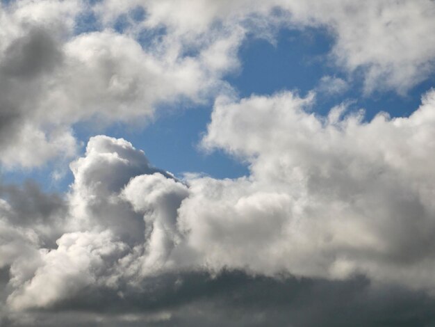Bia?e chmury nad tle b??kitnego nieba Fluffy cumulus cloudscape zdj?cie