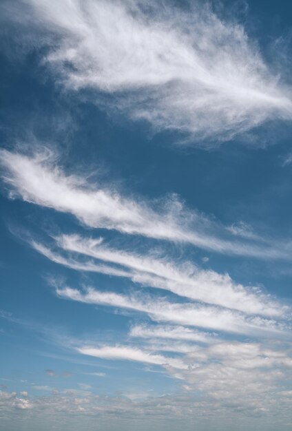 Bia?y fluffy cirrocumulus i cirrus chmury w ciemnob??kitnym azure Cloudscape w letnim niebie