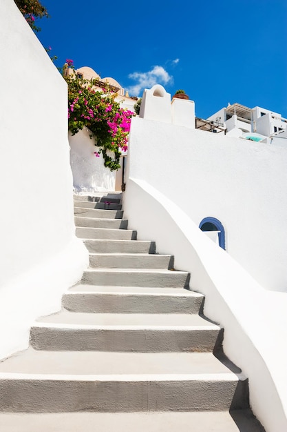Biała architektura cyklad na wyspie Santorini, Grecja. Cel podróży, popularny kurort turystyczny