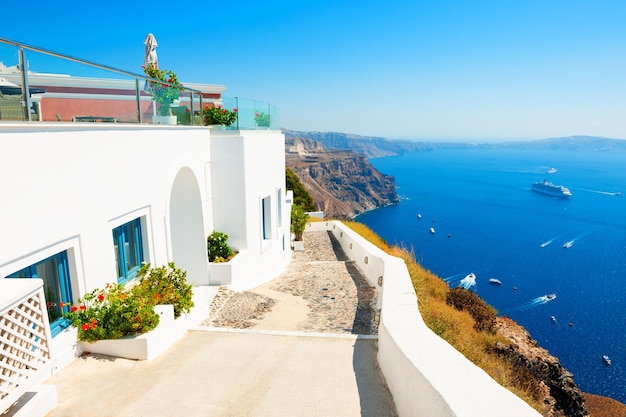 Biała architektura i błękitne morze na wyspie Santorini, Grecja. Wakacje letnie, koncepcja miejsc podróży
