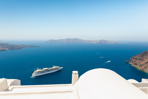 Biała architektura na wyspie Santorini, Grecja. Letni krajobraz, widok na morze. Znany cel podróży