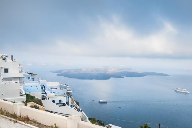 Biała architektura na wyspie Santorini, Grecja. Mglisty poranek. Piękny krajobraz z widokiem na morze