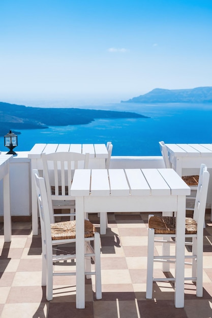 Biała architektura na wyspie Santorini, Grecja. Piękna kawiarnia z widokiem na morze.