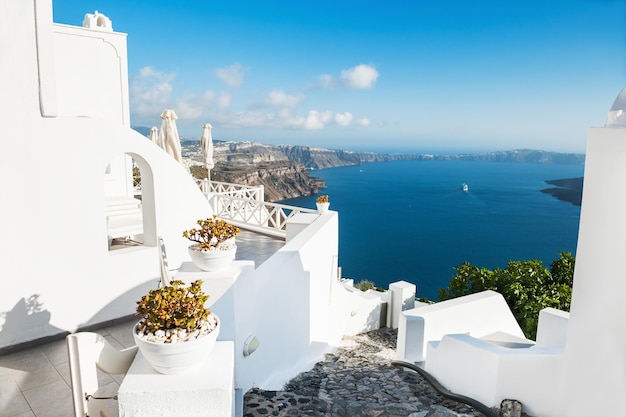 Biała architektura na wyspie Santorini, Grecja. Piękny krajobraz o zachodzie słońca, widok na morze.