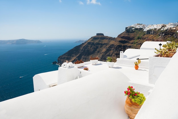 Biała architektura na wyspie Santorini, Grecja. Piękny krajobraz, widok na morze.