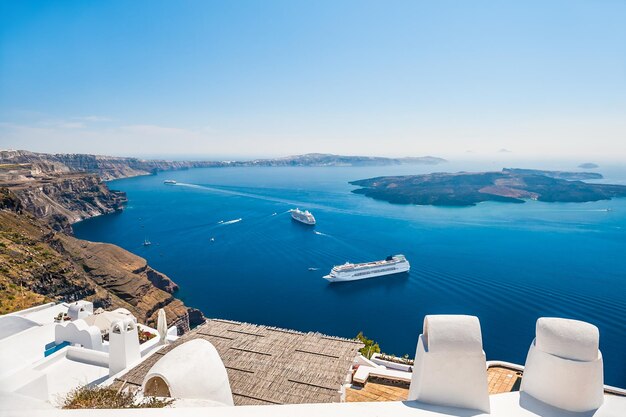 Biała architektura na wyspie Santorini, Grecja. Piękny krajobraz z widokiem na morze