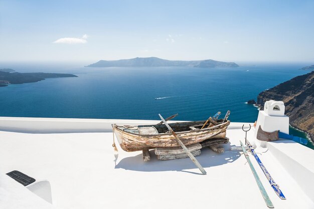 Biała architektura na wyspie Santorini, Grecja. Piękny krajobraz z widokiem na morze