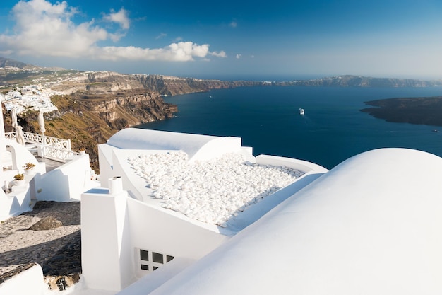 Biała architektura na wyspie Santorini, Grecja. Piękny krajobraz z widokiem na morze