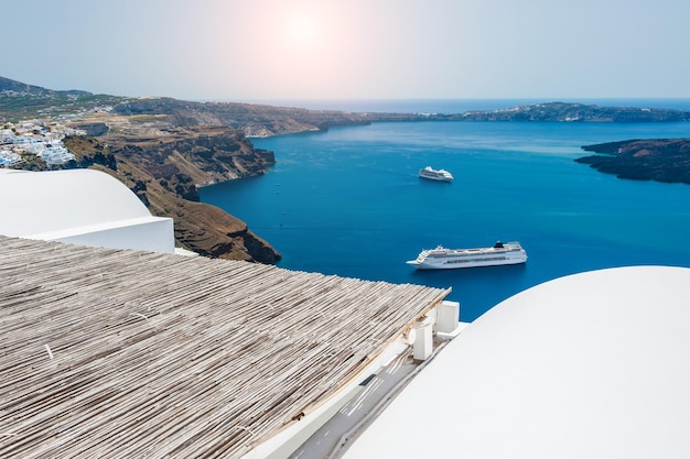 Biała architektura na wyspie Santorini, Grecja. Piękny krajobraz z widokiem na morze