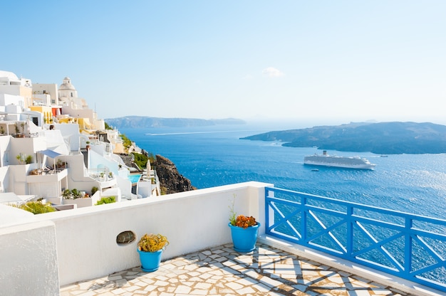 Biała architektura na wyspie Santorini, Grecja. Piękny letni krajobraz, widok na morze.