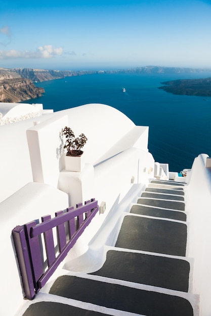 Biała Architektura Na Wyspie Santorini, Grecja. Piękny Letni Krajobraz, Widok Na Morze.