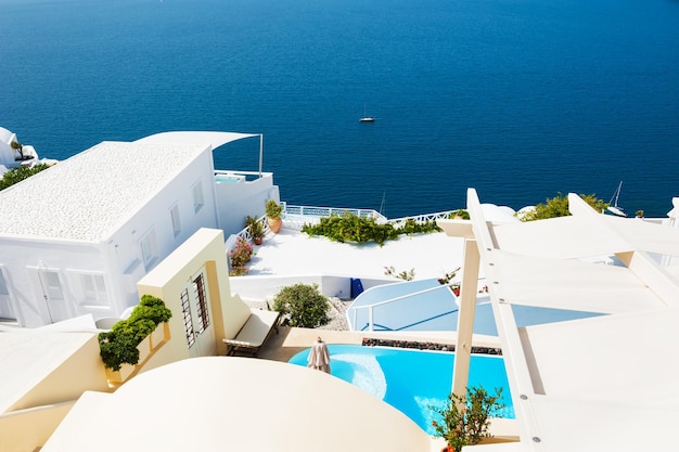 Biała architektura na wyspie Santorini, Grecja. Piękny letni krajobraz, widok na morze.