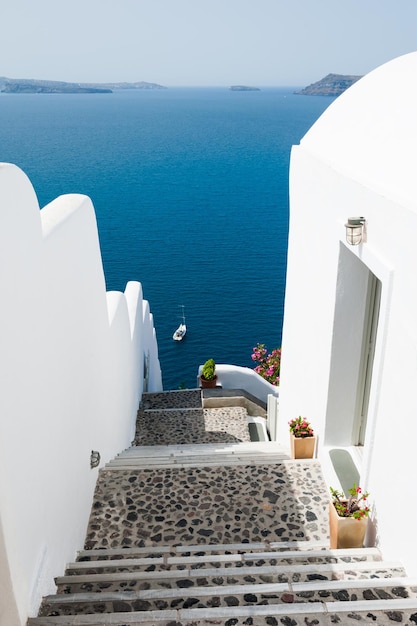Biała architektura na wyspie Santorini, Grecja. Piękny letni krajobraz, widok na morze.