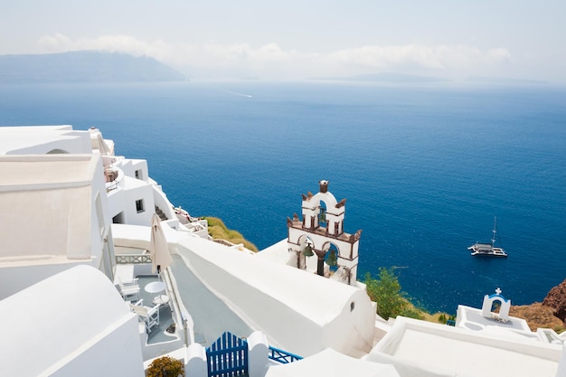 Biała architektura na wyspie Santorini, Grecja. Piękny letni krajobraz, widok na morze.