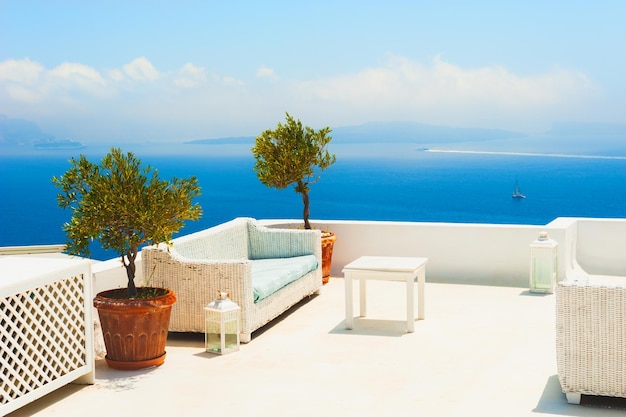 Biała architektura na wyspie Santorini, Grecja. Piękny taras z widokiem na morze. Letni krajobraz, widok na morze. Koncepcja miejsc podróży