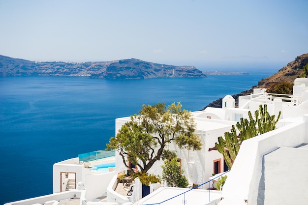 Biała architektura na wyspie Santorini, Grecja. Piękny widok na morze?