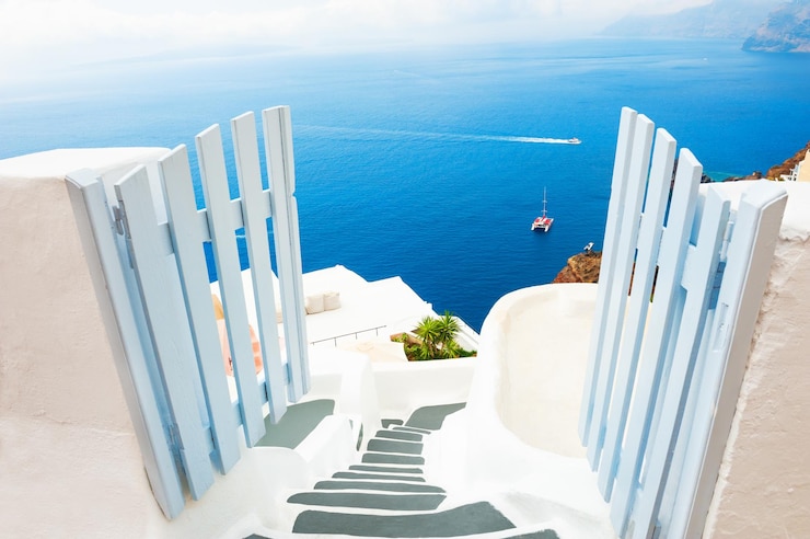 Zdjęcie biała architektura na wyspie santorini, grecja. schody do morza. koncepcja podróży i wakacji