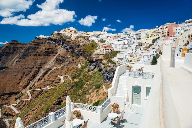 Biała architektura na wyspie Santorini, Grecja. Widok na miasto Fira i drogę do portu