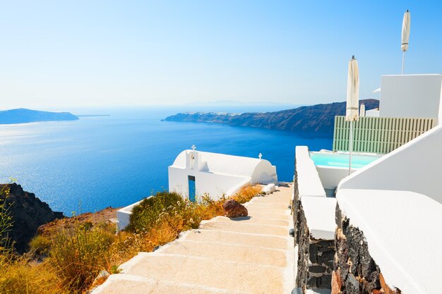 Biała architektura na wyspie Santorini, Grecja. Znany cel podróży. Letni krajobraz, widok na morze