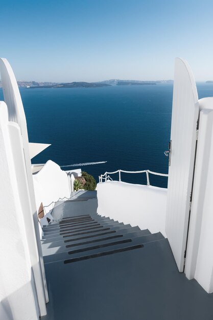 Biała architektura na wyspie Santorini w Grecji Schody do morza