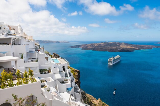 Biała architektura na wyspie Santorini w Grecji