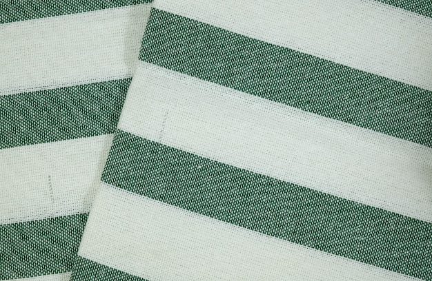 Zdjęcie biała bawełniana tkanina z zielonym lampasa wzoru tłem