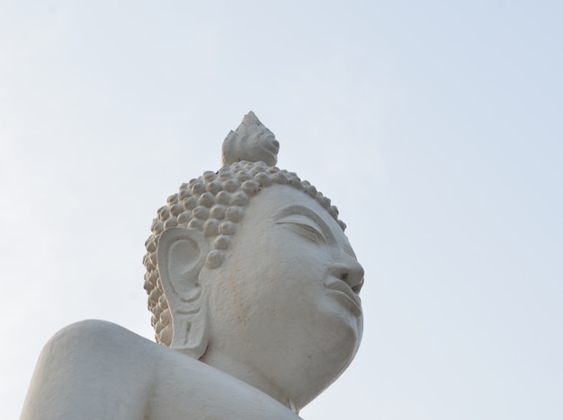Biała Buddha statua i niebieskie niebo