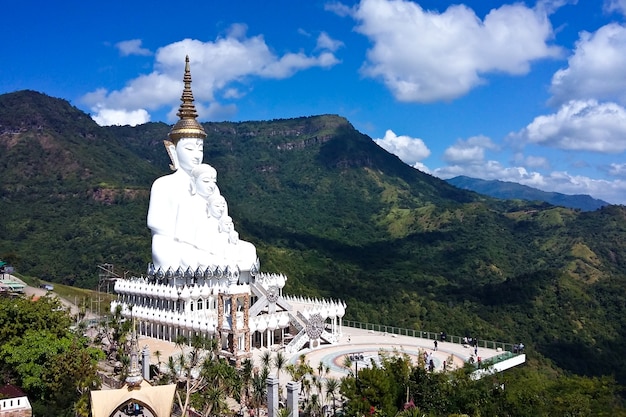 Biała Buddha statua przy Phasornkaew świątynią, Khao Kho Phetchabun, Tajlandia.