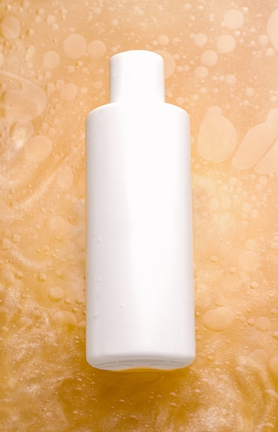 Zdjęcie biała butelka z dozownikiem w wodzie