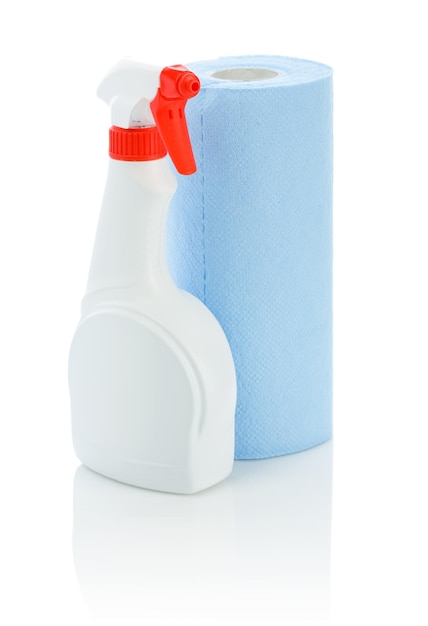 Biała butelka z rozpylaczem i ręcznik