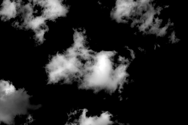 Biała chmura cumulus na czarnym tle