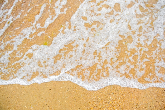 Biała fala na pustej żółtej piaszczystej plaży lato lub klimat tropikalny tło natura tło da background