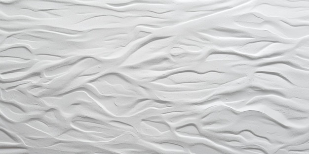 Biała falista tapeta strukturalna z jasnoniebieskim tłem.