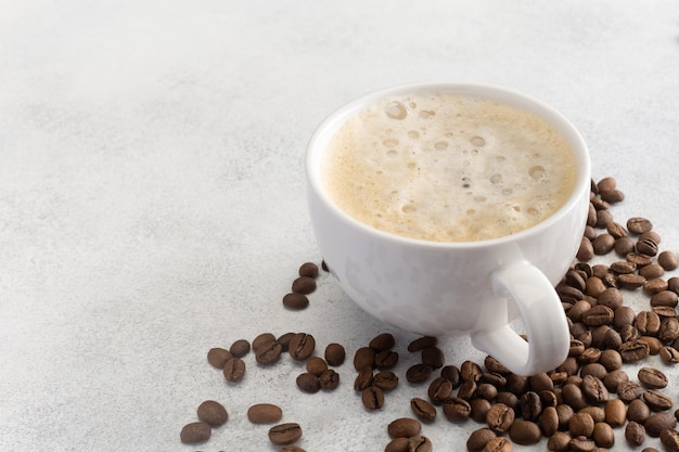 Biała filiżanka kawy espresso kawowe fasole na białym tle