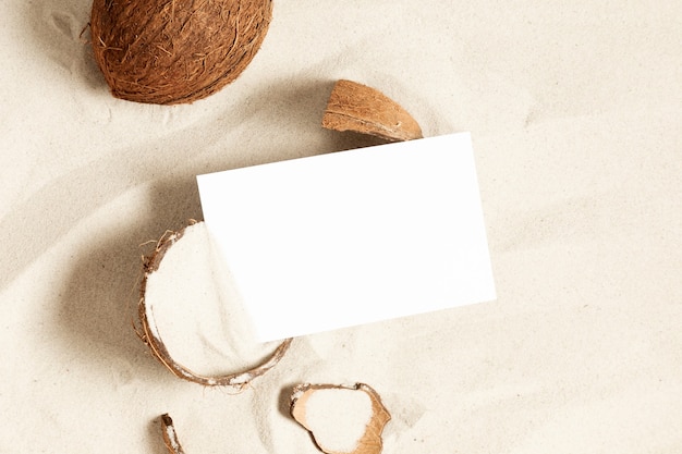 Biała karta zaproszenie makieta na piasku Koncepcja wakacje na plaży Mieszkanie lay