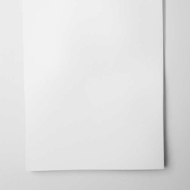 Biała kartka papieru, która jest na białej ścianie