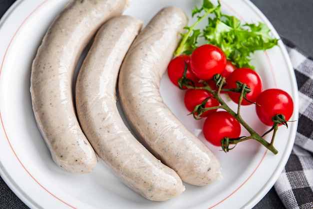 biała kiełbasa surowa weisswurst kiełbaski przyprawa posiłek żywnościowy przekąska na stole kopia przestrzeń food